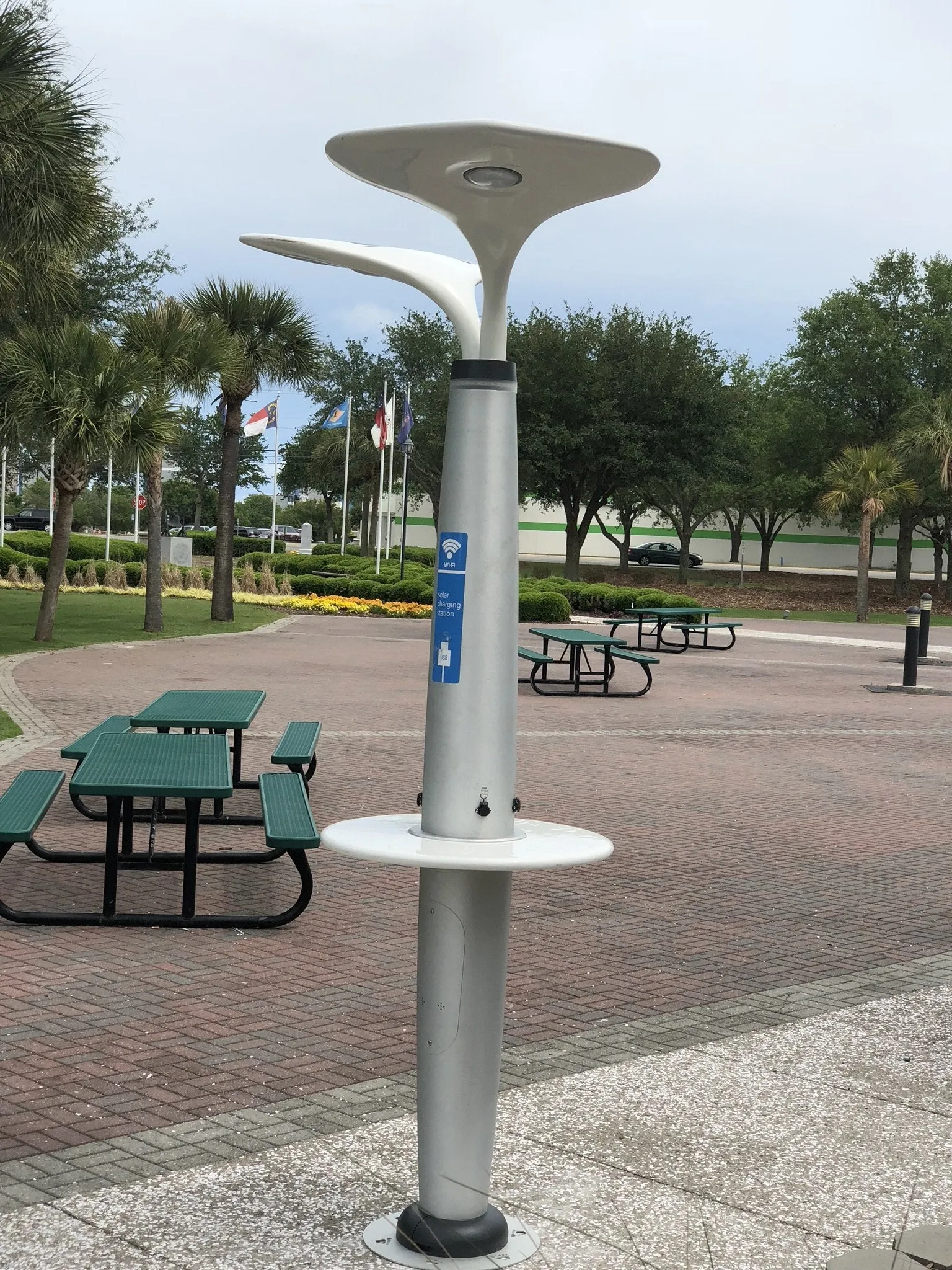 SCL9820 | SOLAR LIGHT & CHARGING STATION WITH WIFI